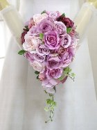きれいな紫のバラのティアドロップブーケ