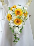 夏のひまわりとホワイトバラのキャスケードブーケ