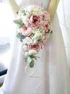 パールライン　やわらかピンクバラのキャスケードブーケ