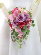 紫のバラとピンクのカラーのティアドロップブーケ