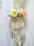 黄色のミニバラのガーランドリストレット