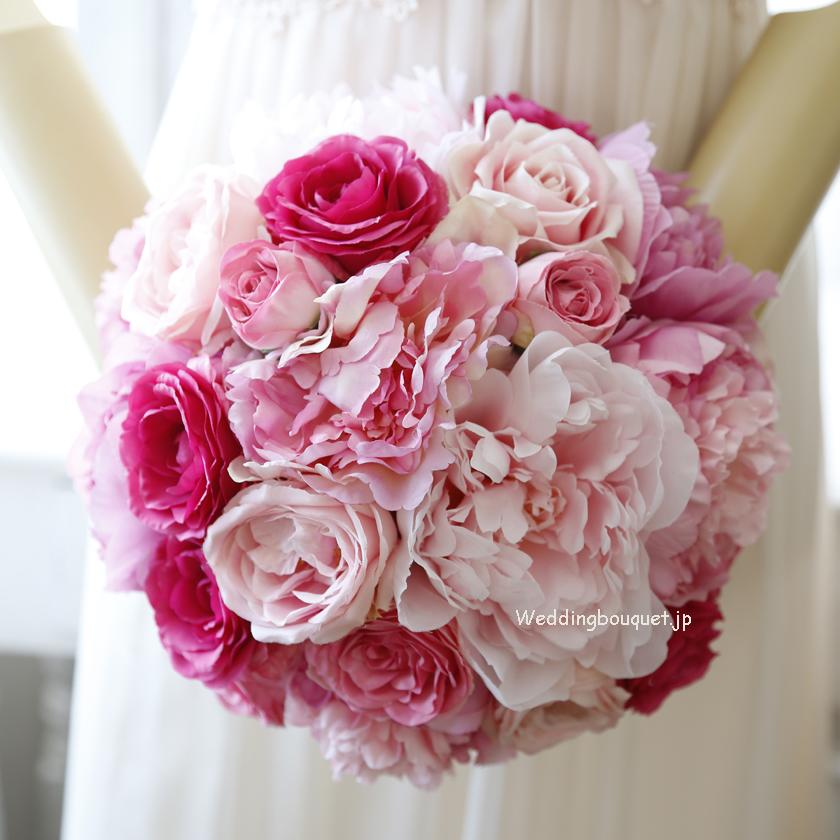 鮮やかなピンクバラと大輪ピンク芍薬のラウンドブーケ ウェディングブーケ Jp