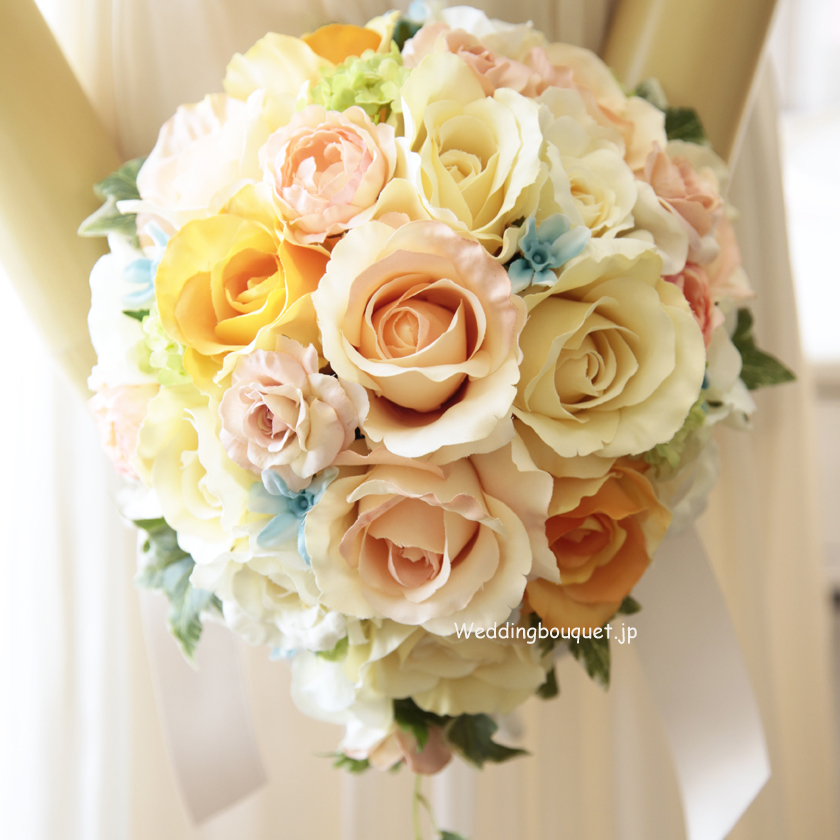 ウェディングブーケ　カラー きれいなオレンジのバラとブルースターのティアドロップブーケ