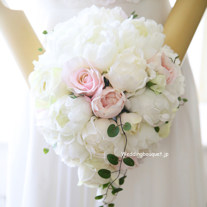 芍薬ブーケ　ウエディング　ブライダル　ブーケ 白い芍薬とピンクバラふんわりティアドロップブーケ | ウェディング