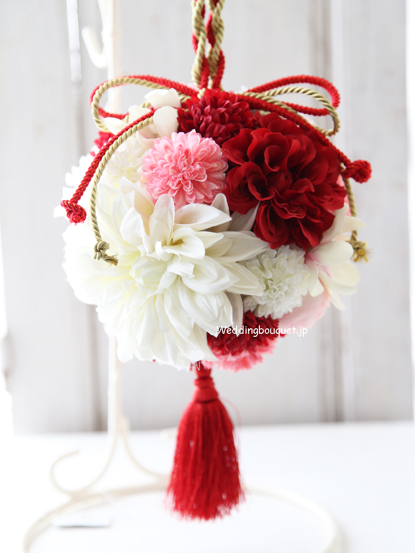 紅白ダリアとこぶしの花の和装用ボールブーケ | ウェディングブーケ.jp