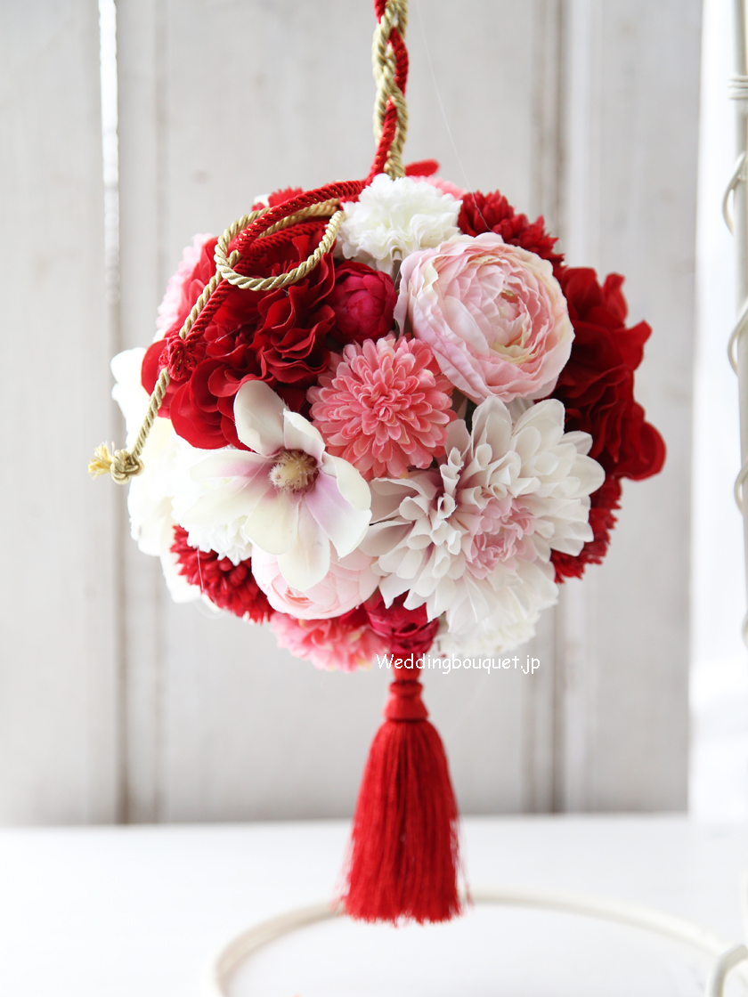 紅白ダリアとこぶしの花の和装用ボールブーケ | ウェディングブーケ.jp