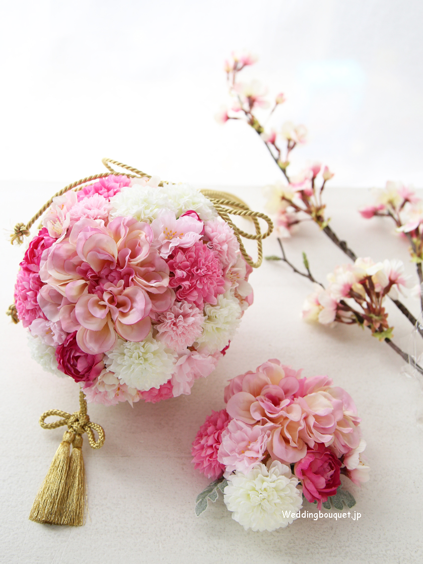 春色ピンクと八重桜の和装用ボールブーケ