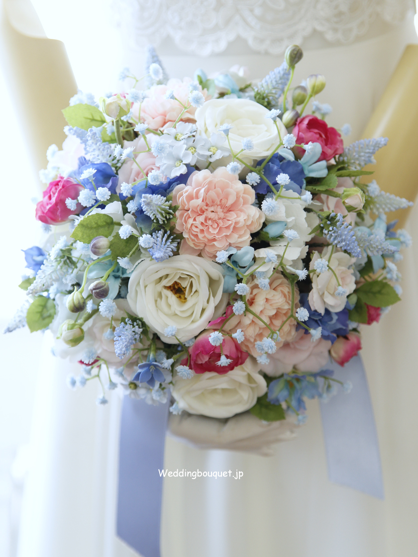 ピンクラナンキュラスとブルーの小花の花束風クラッチブーケ ウェディングブーケ Jp