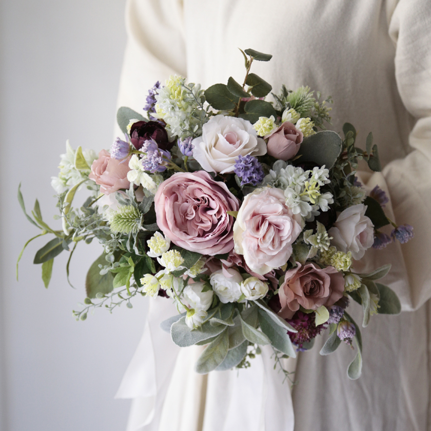 モーヴなバラとシャビ―な色合いナチュラルクラッチブーケ・ブートニア