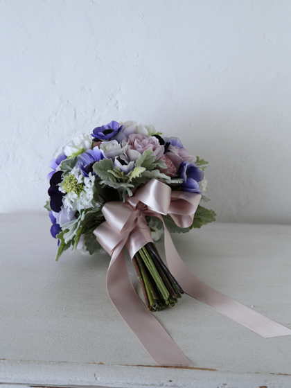 紫のアネモネとかわいいピンクのクラッチブーケ・ブートニア・ミニ 