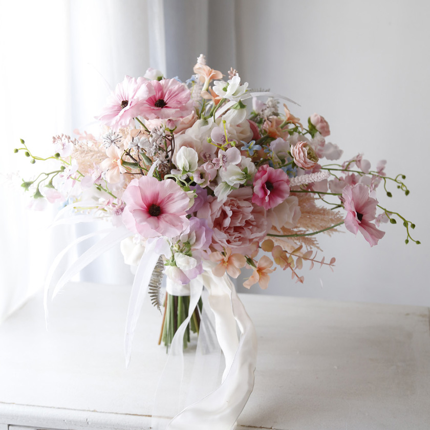 ピンクのふわゆれクラッチブーケ・ブートニアセット | ウェディング