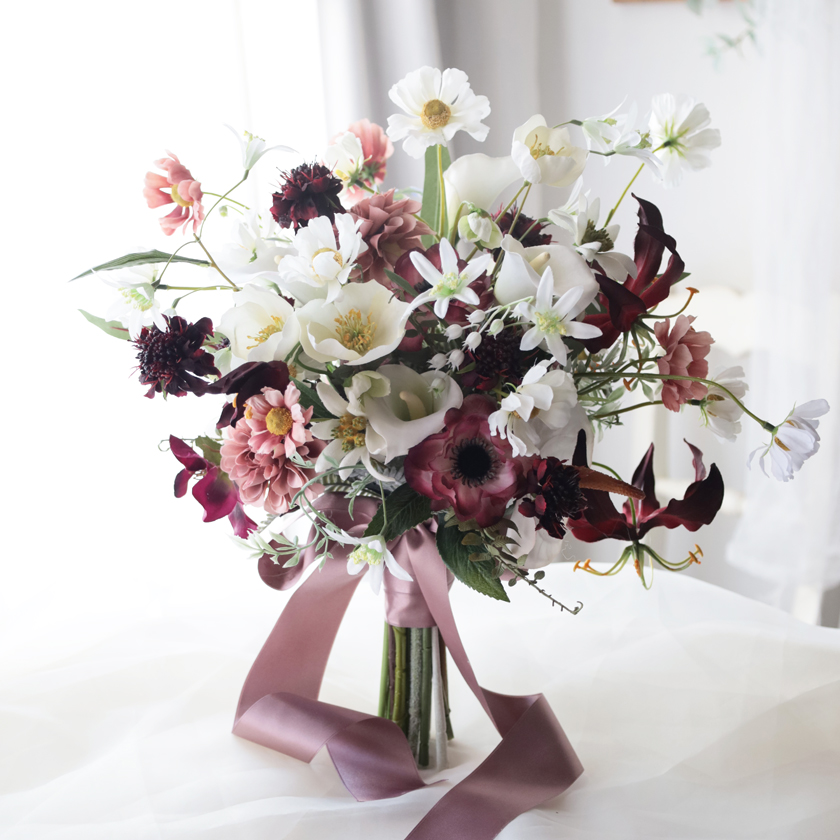 完成品ブーケ】ダークレッドとホワイトのお花のクラッチブーケ
