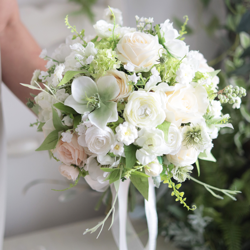 【完成品ブーケ】アクセントオレンジのホワイトグリーンクラッチブーケ・ブートニアセット