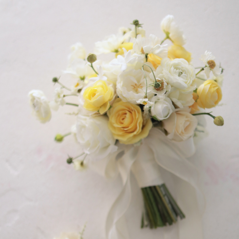 【完成品ブーケ】丸いお花のナチュラルクラッチブーケ・ブートニアセット