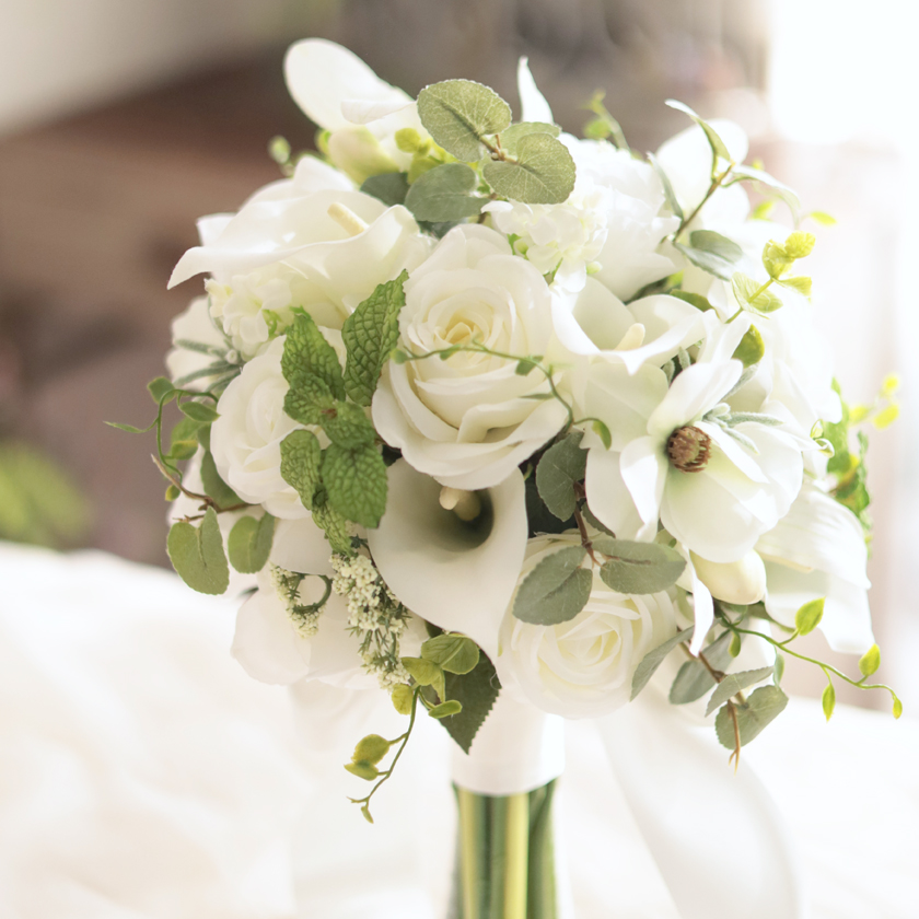 【完成品ブーケ】ホワイトカラーと蘭のクラッチブーケ・ブートニアセット