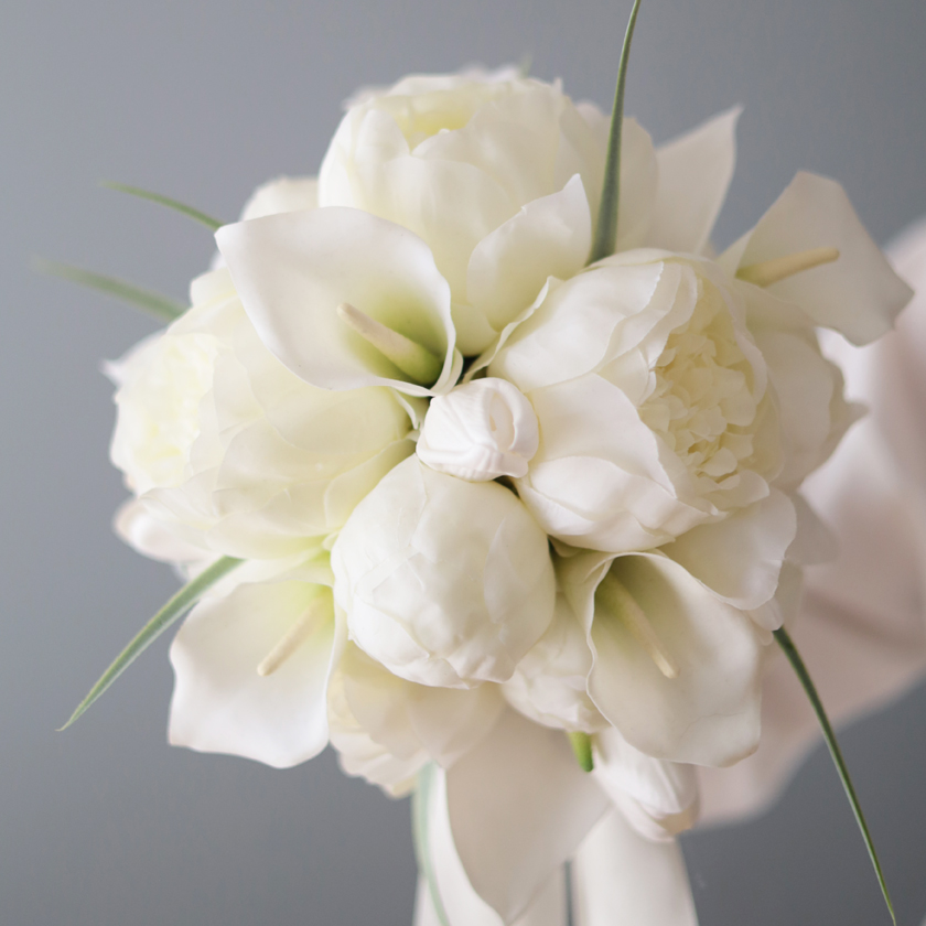 【完成品ブーケ】芍薬とカラーとチューリップの真っ白クラッチブーケ・ブートニアセット