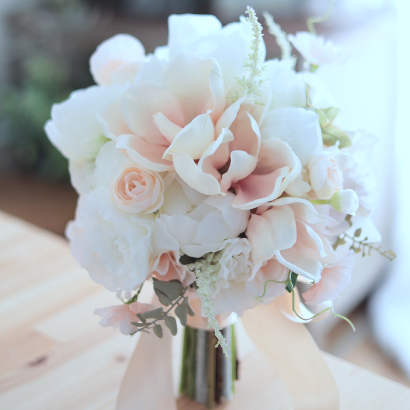 【完成品ブーケ】ピンクマグノリアとシャクヤクのクラッチブーケ・ブートニアセット