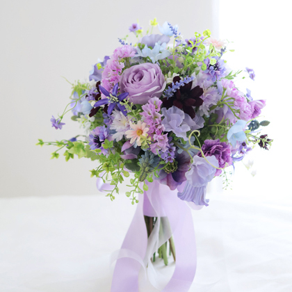 【完成品ブーケ】紫のお花のふんわりクラッチブーケ・ブートニアセット