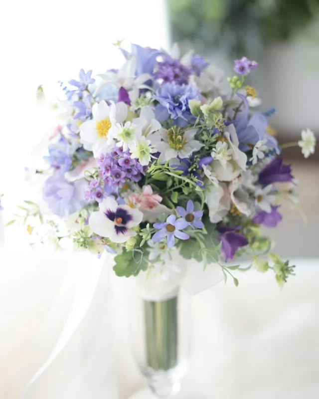 野花を集めたようなブーケ、名前はわからないけど
可愛い形の花を選びました。
どこからみても、同じところはなくて
ずっとみていられる作品になりました。

優しいブーケをお探しの花嫁様へ
お届けさせていただきます。

こちらのブーケは完成品として販売しています
@weddingbouquet.jp 
🔗完成品ブーケ一覧
からご覧ください✨✨

*~~*‥*~~ *~~*‥*~~ *~~*‥*~~ *~~*‥*~~

今までお作りしましたweb shop、インスタグラム作品の再販、完成品ブーケの販売をしています。ぜひご検討ください🌿

*~~*‥*~~ *~~*‥*~~ *~~*‥*~~ *~~*‥*~~
#ウェディングブーケ
#造花ブーケ
#グリーン多めブーケ
#クラッチブーケ
#ブーケ選び
#完成品ブーケ
#野の花のブーケ