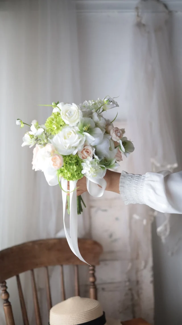 まだまだ寒いですが、春のブーケをお届けいたします。薄い花びらが透き通る芍薬に、明るいグリーンと淡いオレンジを合わせました。

大きさもちょうど良い持ちやすいサイズ感
どこからみても綺麗な、オールラウンドの
クラッチブーケ、ブートニアセットです

本日online shopから販売開始しました
ぜひご覧ください✨

@weddingbouquet.jp 
🔗完成品ブーケ一覧　より詳細を確認いただけます

*~~*‥*~~ *~~*‥*~~ *~~*‥*~~ *~~*‥*~~

今までお作りしましたweb shop、インスタグラム作品の再販、完成品ブーケの販売をしています。ぜひご検討ください🌿

*~~*‥*~~ *~~*‥*~~ *~~*‥*~~ *~~*‥*~~
#ウェディングブーケ
#造花ブーケ
#グリーン多めブーケ
#クラッチブーケ
#ブーケ選び
#完成品ブーケ
#芍薬ブーケ