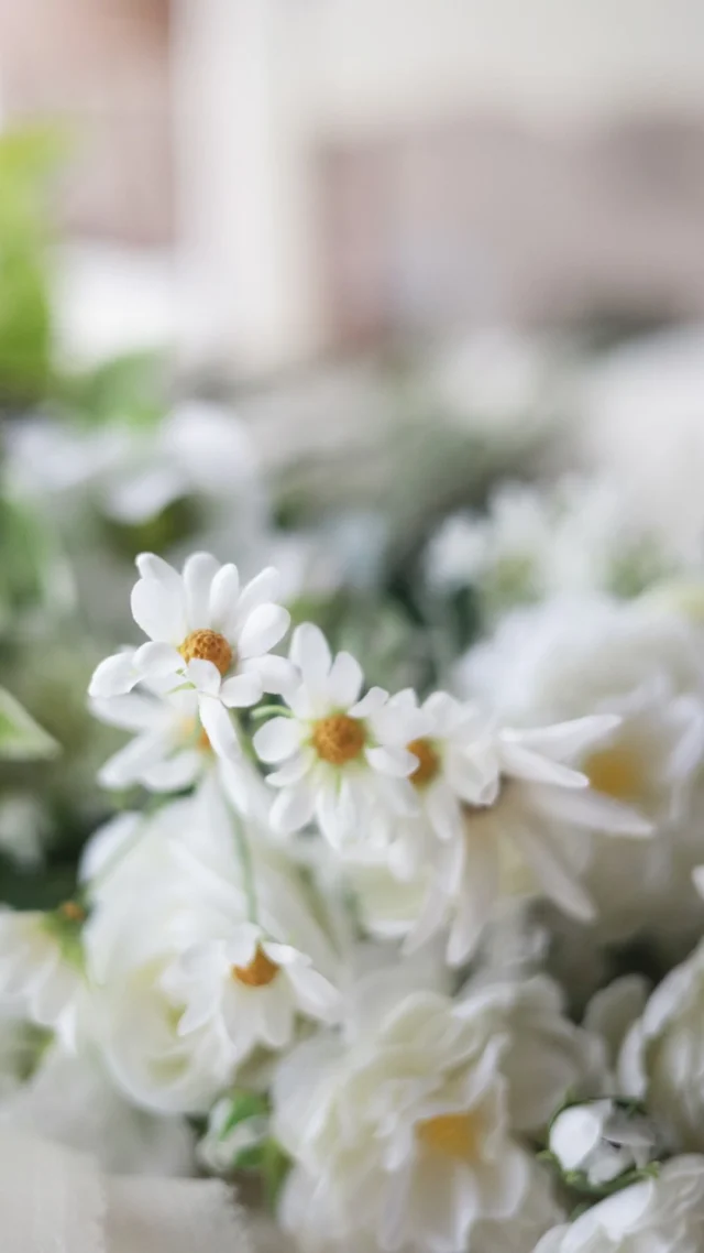 お花との出会いで作品が生まれます。

少し厚めの花びらがリアルでかわいいデージー見つけました！
早速、ナチュラルブーケを作りたくなって
綺麗に揺れる野バラを合わせて
小花やモリモリグリーンと一緒に紡ぎます🌿

やがて、一つのデザインが生まれてきます♪

やっぱり私のブーケには
ナチュラルなお花とサラダのようなグリーンが必須です。

サラダブーケが大好きな花嫁様にお届けしたいです

出来上がりましたら、ご紹介させていただきます
少しお待ちください✨

*~~*‥*~~ *~~*‥*~~ *~~*‥*~~ *~~*‥*~~

今までお作りしましたweb shop、インスタグラム作品の再販、完成品ブーケの販売をしています。ぜひご検討ください🌿

*~~*‥*~~ *~~*‥*~~ *~~*‥*~~ *~~*‥*~~
#サラダブーケ 
#ウェディングブーケ
#造花ブーケ
#アーティフィシャルフラワーブーケ
#グリーン多めブーケ
#クラッチブーケ
#完成品ブーケ
#前撮りブーケ
#ロケーションブーケ