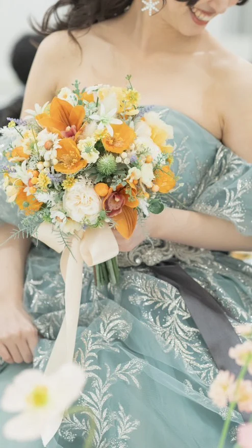 花嫁さまからのお便りです。
グレーグリーンの素敵なドレスに
大好きなオレンジがたくさん入ってるブーケを
選ばれました。

ドレスのキラキラと神の小さな星
可愛いです💕

たくさんお写真ありがとうございました♪
お幸せにお過ごしください

*~~*‥*~~ *~~*‥*~~ *~~*‥*~~ *~~*‥*~~
#ウェディングブーケ
#造花ブーケ
#グリーン多めブーケ
#クラッチブーケ
#完成品ブーケ
#前撮りブーケ
#ロケーションブーケ
#花嫁さまからのお便り