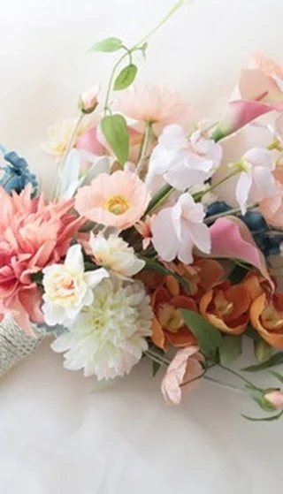 和装用ブーケが出来上がりました
個性的なお花も、優しい色合いだと可愛くなります
お着物の柄のお花に合わせて、丸いダリアを選びました。

喜んでもらえると嬉しいです

*~~*‥*~~ *~~*‥*~~ *~~*‥*~~ *~~*‥*~~

今までお作りしましたweb shop、インスタグラム作品の再販、完成品ブーケの販売をしています。ぜひご検討ください🌿

*~~*‥*~~ *~~*‥*~~ *~~*‥*~~ *~~*‥*~~
#ウェディングブーケ
#造花ブーケ
#グリーン多めブーケ
#クラッチブーケ
#完成品ブーケ
#前撮りブーケ
#ロケーションブーケ
#和装用ブーケ