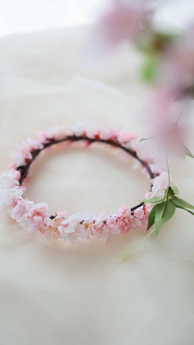 小さなお花を一つずつワイヤリングして
ふわふわのお花冠を作らせていただきました。
濃いピンク、淡いピンク、一重、八重
今回は4種類の桜を合わせました。

生花では作れない作品も
造花ならお作りできることもあります♪
気になるお花がありましたら、ぜひご相談ください
意外に😊色んなお花のご用意があるのですょ✨✨
明日発送、大切にお包みしてお届けします🌸

先週、仕入れツアーでたくさん持ち帰ってきたのに
足りないものがあり…又発注😵
1つのブーケにどれだけ使うの？って言われてて
たくさんたくさん合わせることで、奥行きのある作品になると信じてます🌿

*~~*‥*~~ *~~*‥*~~ *~~*‥*~~ *~~*‥*~~

オーダーメイドブーケ、今までお作りしましたweb shop、インスタグラム作品の再販ブーケ、新作完成品ブーケの販売をしています。ぜひご検討ください🌿

*~~*‥*~~ *~~*‥*~~ *~~*‥*~~ *~~*‥*~~
#ウェディングブーケ
#造花ブーケ
#グリーン多めブーケ
#クラッチブーケ
#完成品ブーケ
#前撮りブーケ
#ロケーションブーケ
#花冠
#桜花冠